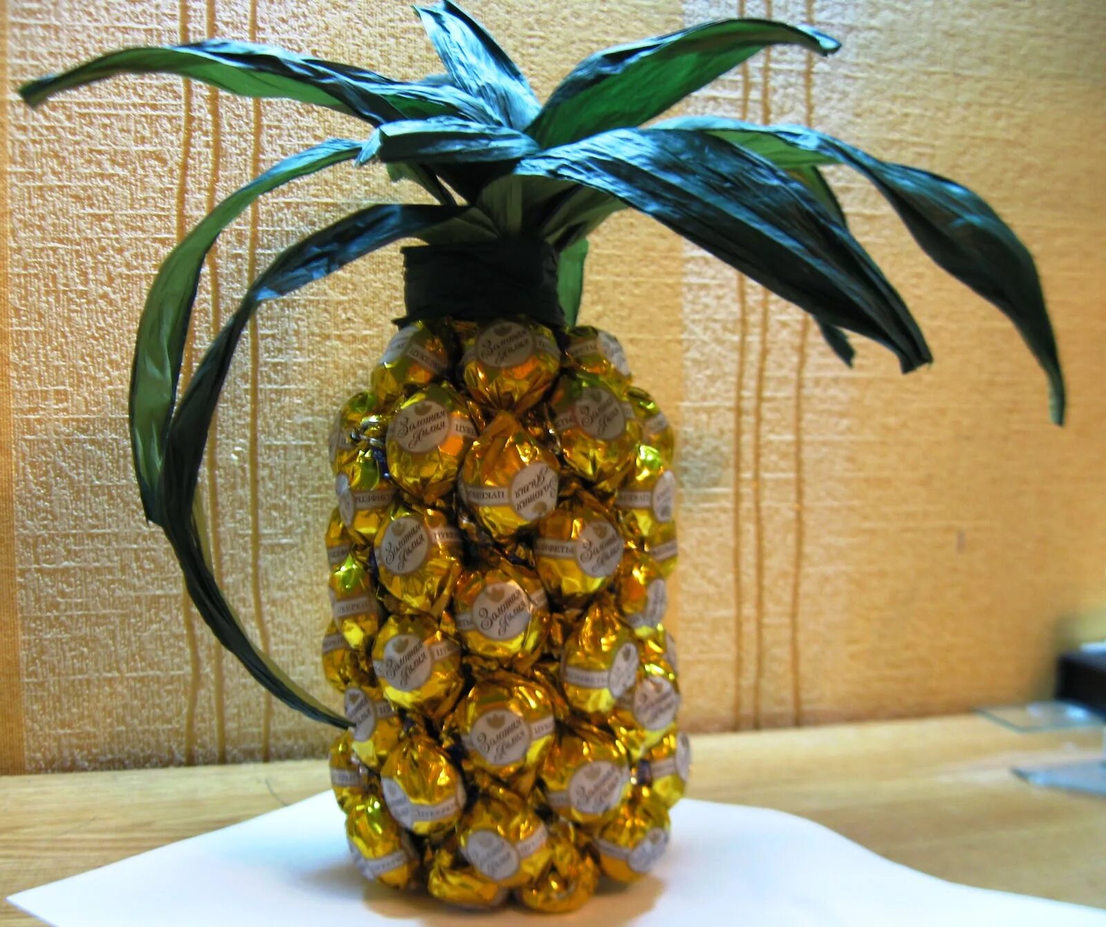 ананас из конфет золотая лилия. бутылка украшенная конфетами. бутылка ананас. ананас из шампанского и конфет золотая лилия. ананас бутылка шампанского конфеты.