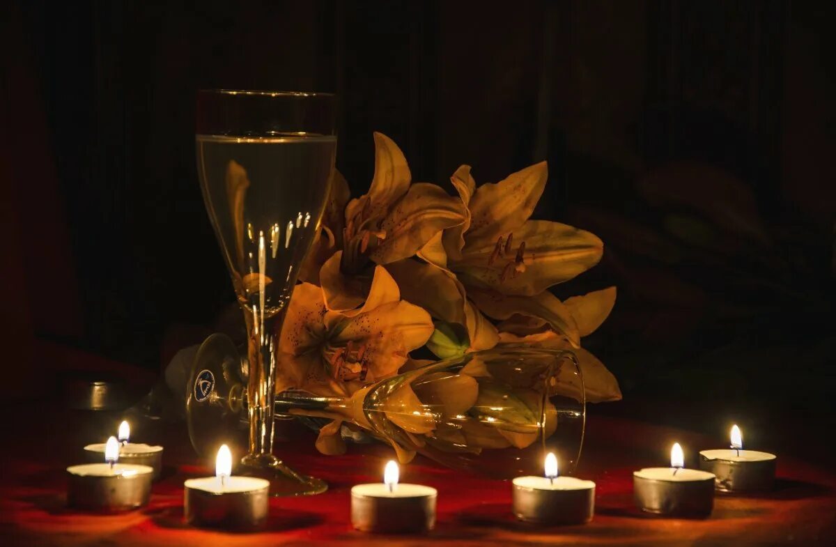 Опустился вечер. Вечер свечи. Романтические свечи. Красивые вечерние свечи. Романтический вечер с свечами и цветами.