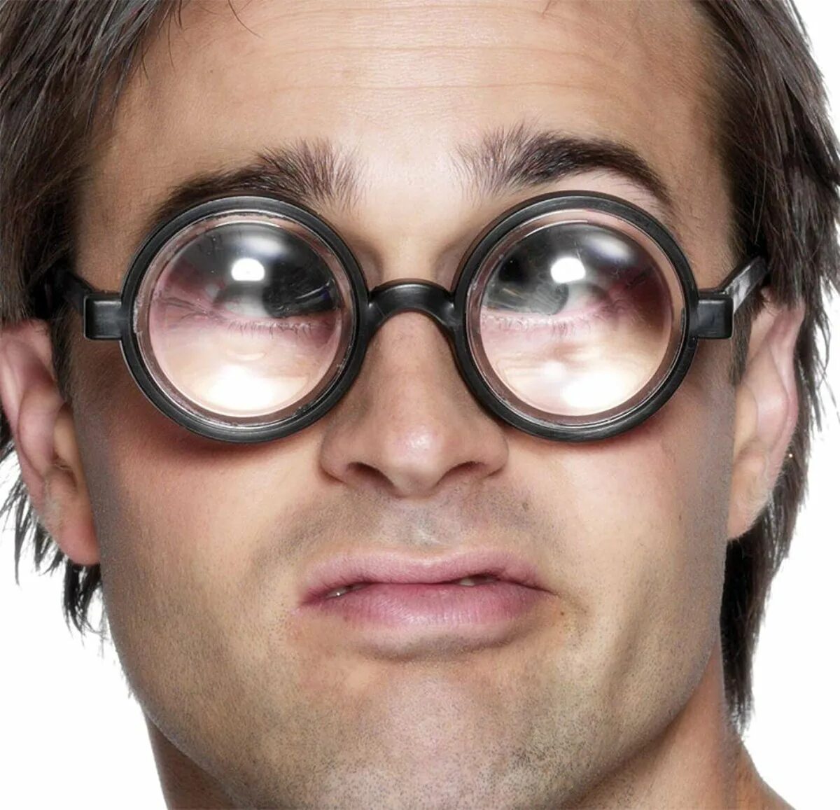 Очки с толстыми линзами. Огромные очки с толстыми линзами. Человек с большими очками. Очки с толстыми линзами прикол. Картинки смешных очков