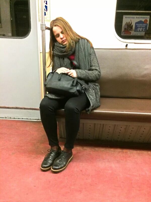 Девушки сидят в метро