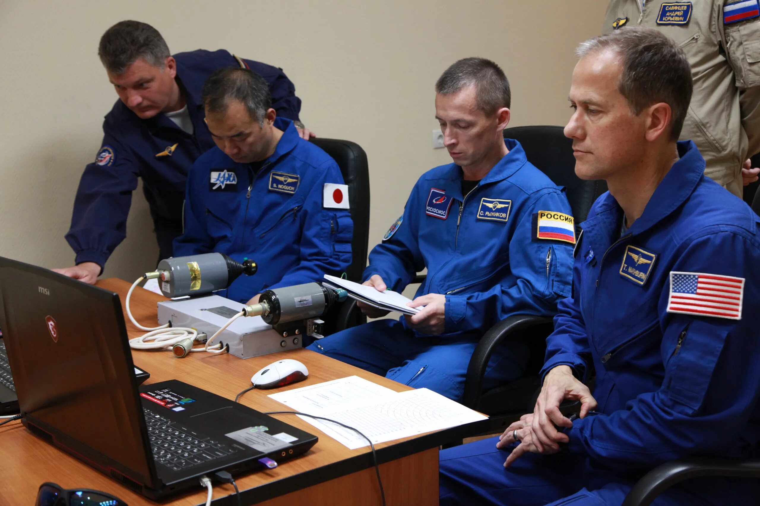 космонавт роскосмос. космодром байконур первый полет. экипаж мкс олега кононенко. сергей рыжиков мкс. космическая станция мкс с космонавтами.