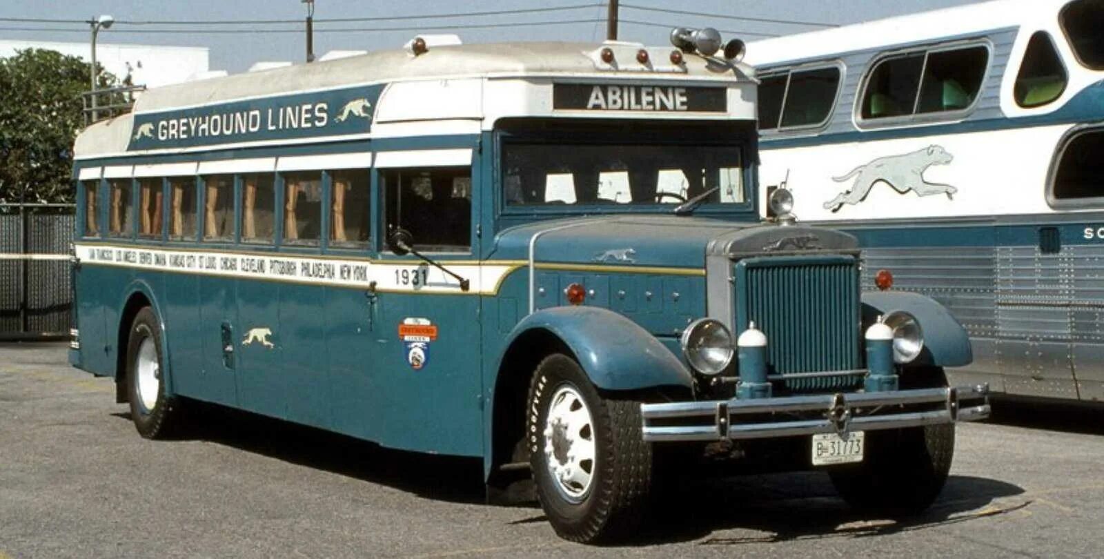 Общественный транспорт 50. Автобус Mack 1931 Greyhound. Американские автобусы 50-х. Chevrolet Bus 1940. Ford Bus 1970.