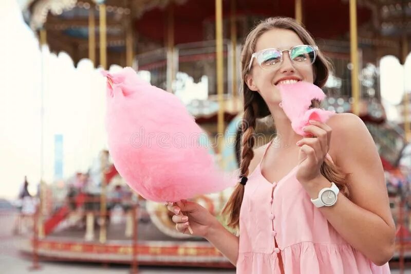 You ever eat candy floss. Детская фотосессия со сладкой ватой. Фотосессия с сахарной ватой в парке. Девушка со сладкой ватой. Сладкая вата в парке аттракционов.
