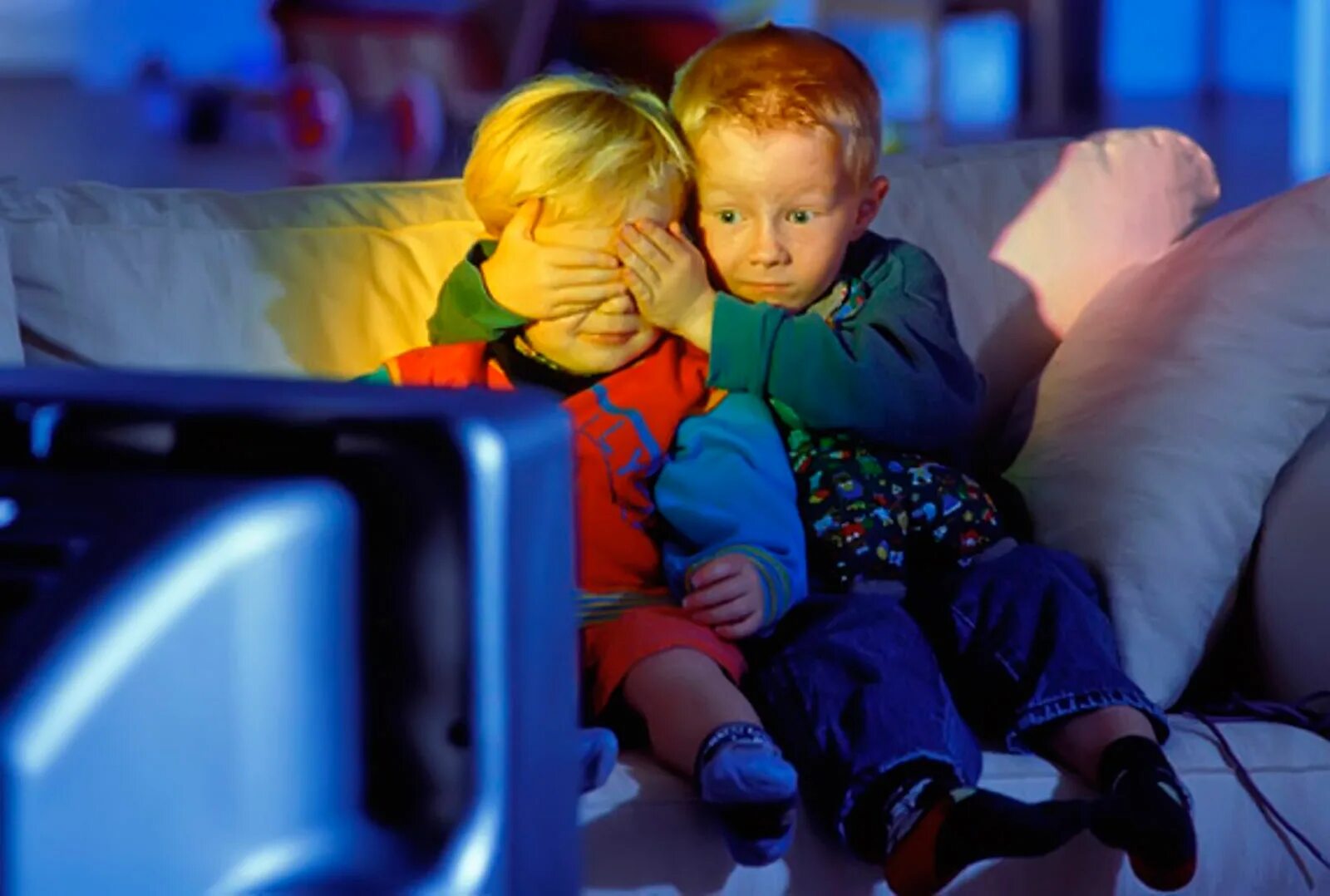 Дети перед телевизором. Телевизор для детей. Дети смотрят телевизор. Влияние мультфильмов на детей.