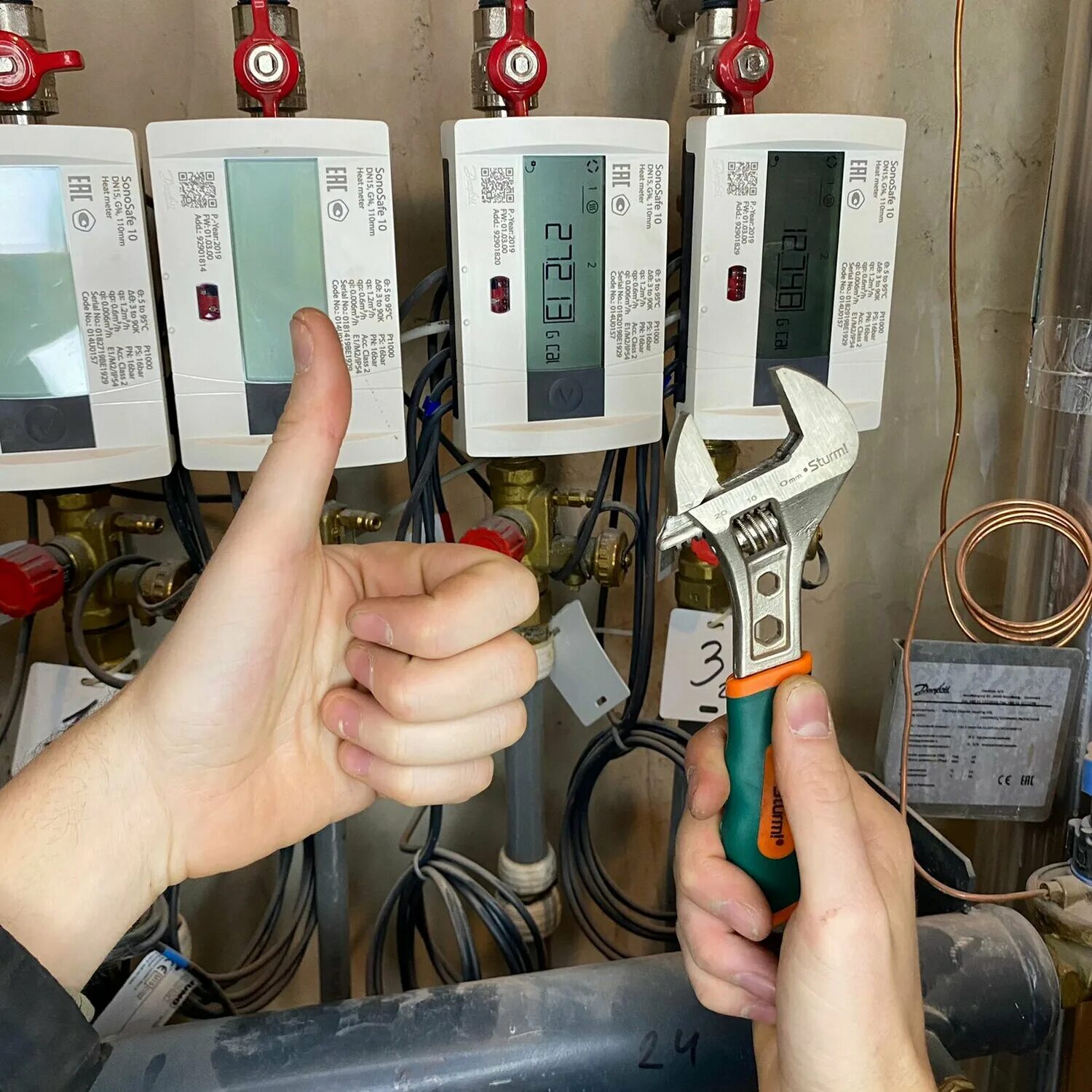 счетчик водомер. поверка счетчиков воды компании. поверка счетчиков казань. поверка домашних счетчиков воды. поверка инструмента услуга.