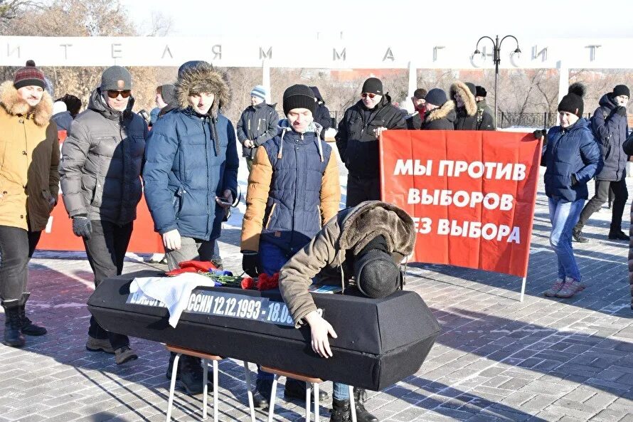 Навальный в 90-е. Протесты в москве. Немцов и навальный. Сколько людей на похоронах навального. Похоронынаввльного.