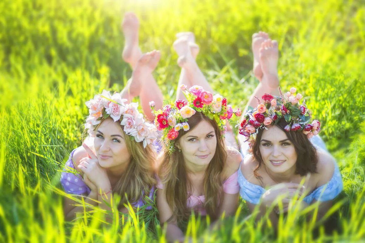 Рядом стоят 3 девушки. Весенние фотосессии на природе. Три девушки. Три девочки в цветах. Подруги на природе.
