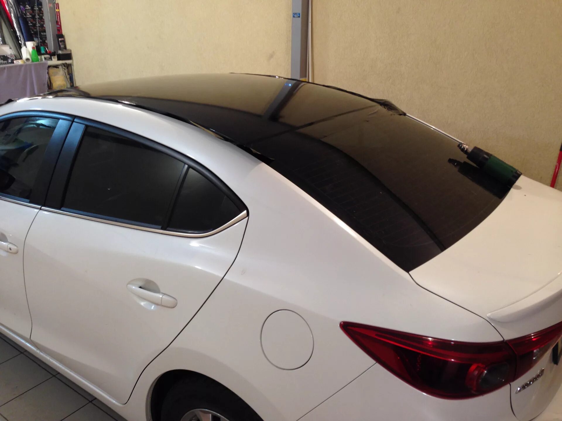 Мазда обтянутая пленкой. Mazda 3 крыша. Мазда 6 gh крыша в черный глянец. Mazda 3 крыша. Мазда 3 бк с багажником на крыше.