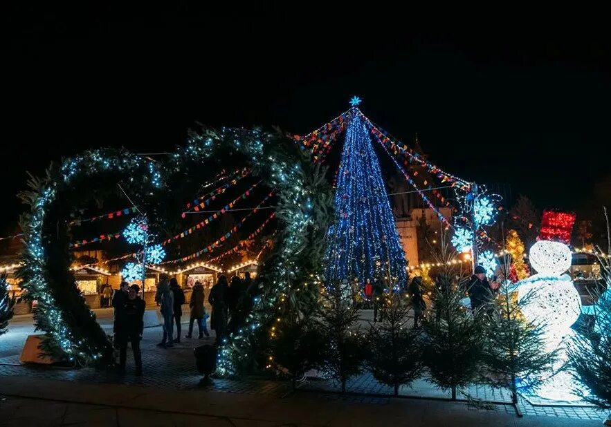 куда пойти в астрахани на новогодние праздники. елку только поставили. астрахань новогодняя 2022. елка в астрахани на площади ленина 2020. новогоднее украшение города астрахань.