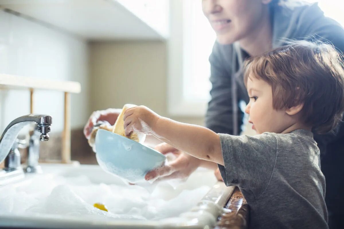 Are you doing dishes. Ребенок моет посуду. Мытье посуды для детей. Для мытья детской посуды. Мальчик помогает маме.