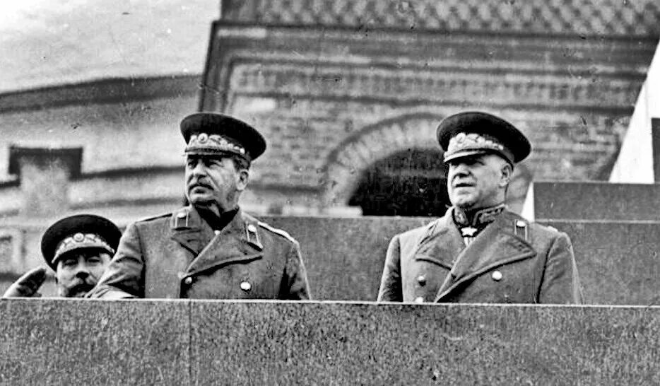 Маршал Жуков и Сталин. Сталин 1945. Сталин и Жуков фото. Сталин Верховный главнокомандующий. Сталин жуков берия