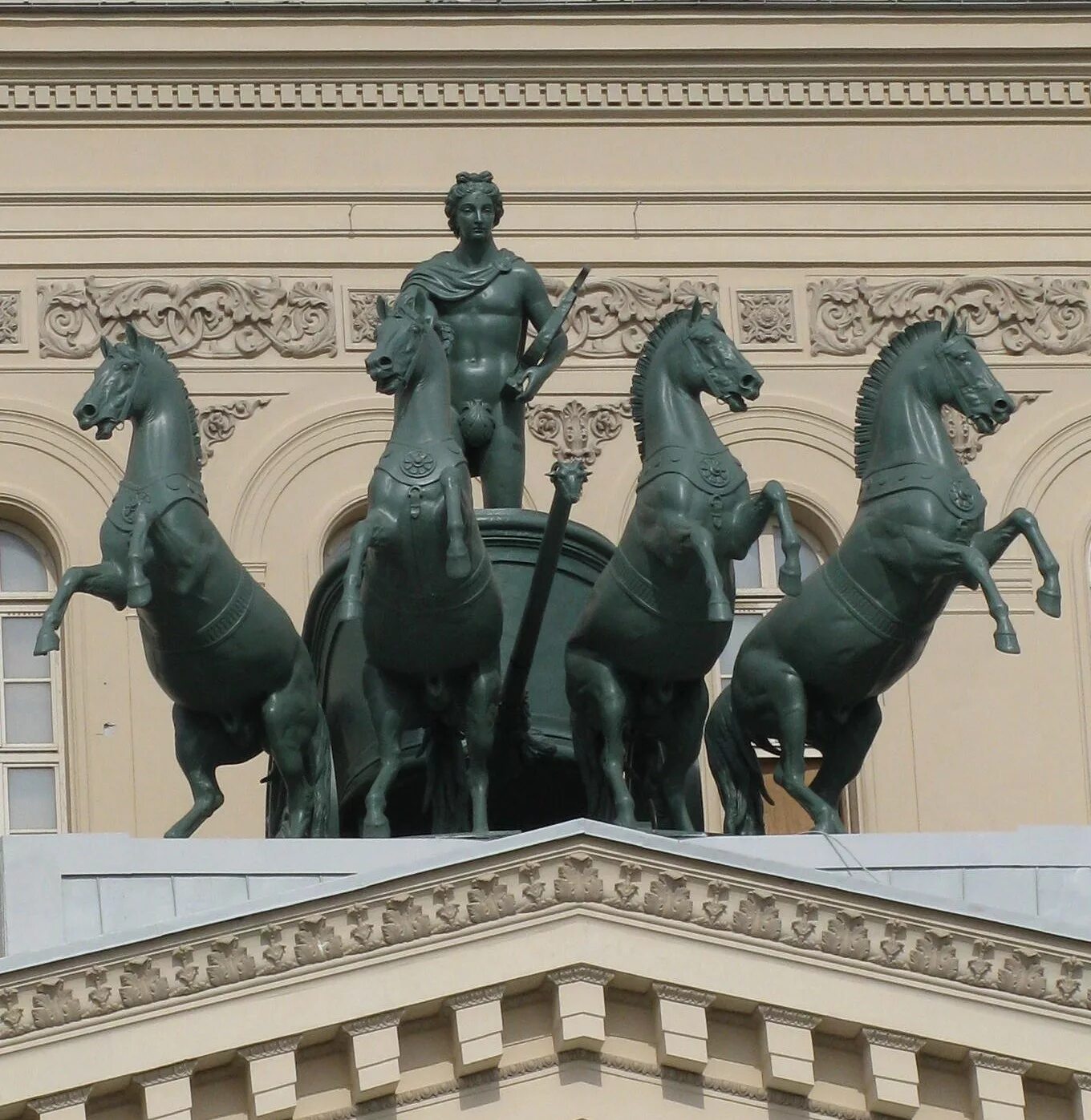 Большой театр возврат. Большой театр Квадрига Аполлона. Клодт «Квадрига Аполлона». Клодт Квадрига на большом театре. Аполлон на большом театре.