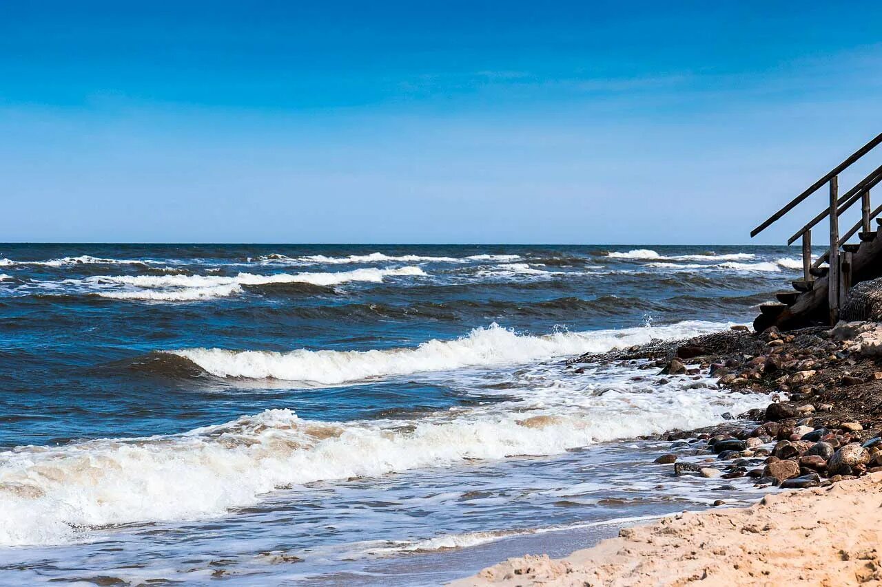 Природа балтийское побережье калининград. Балтийск побережье балтийского моря. Куршская коса калининград пляж. Балтийское море. На балтийском море начались.