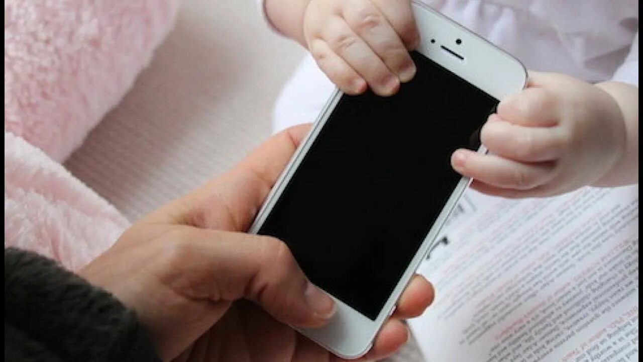 Мать с дочерью за телефоном. Открыть телефон дочь. Селфи самсунг. Сотовый телефон для детей. Открыть телефон дочь.