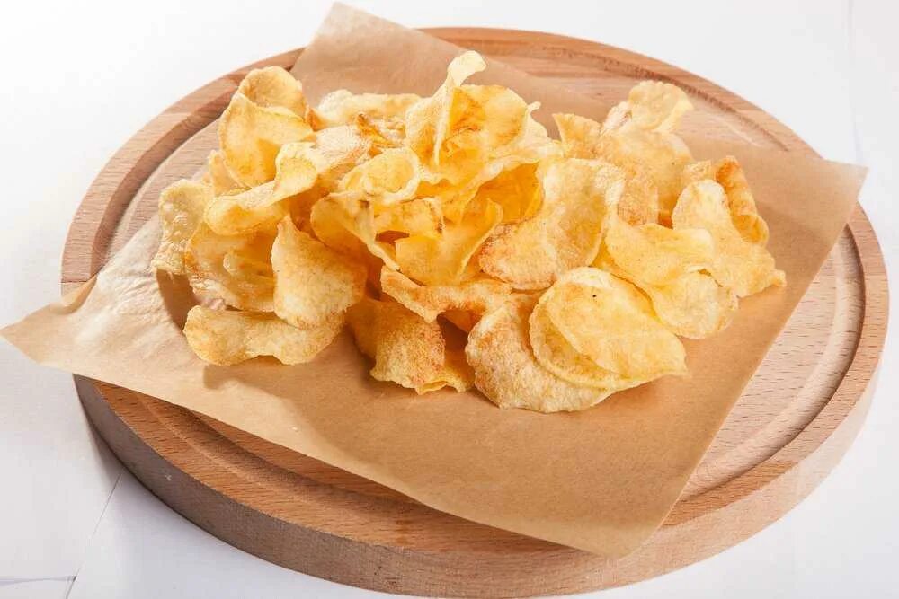 Chipsy potato chips. Чипсы картофельные "хрустящая картошка" 500г. Упаковка чипсов на столе. Картофельные чипсы. Чипсы potato chips.