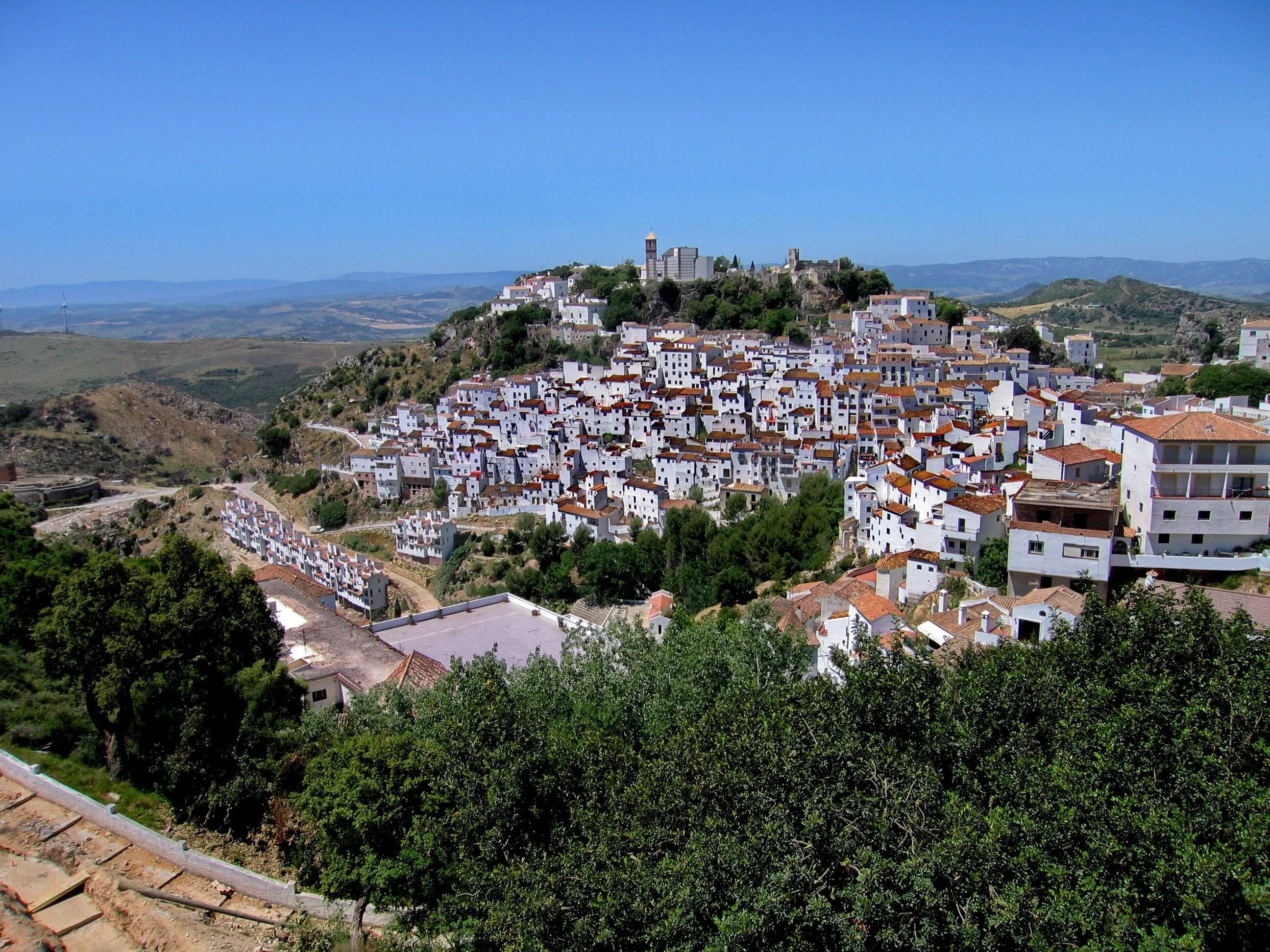 White village. Касарес Испания. Casares Испания экскурсия. Испанская деревня в Андалусии. Мугардос Испания.