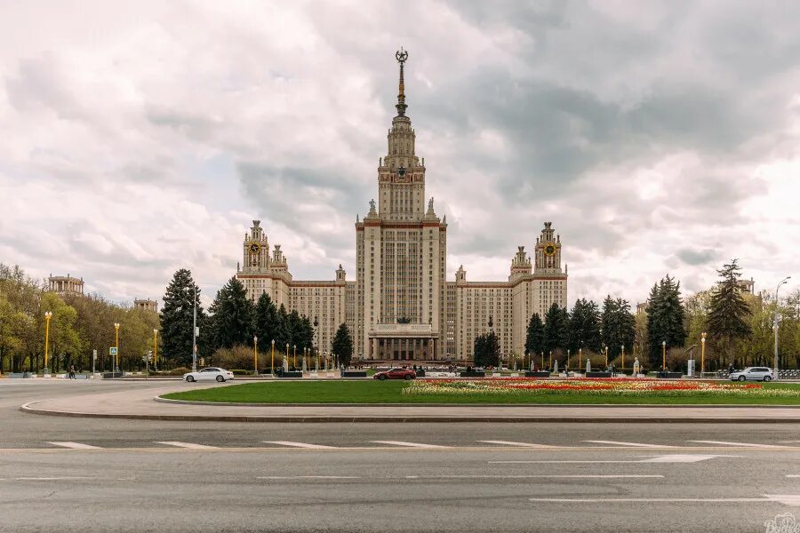 Мгу маи. МГУ Воробьевы горы. Воробьевы горы, МГУ С отражением. МГУ В мае. ЗАГС на Воробьевых горах Москва.