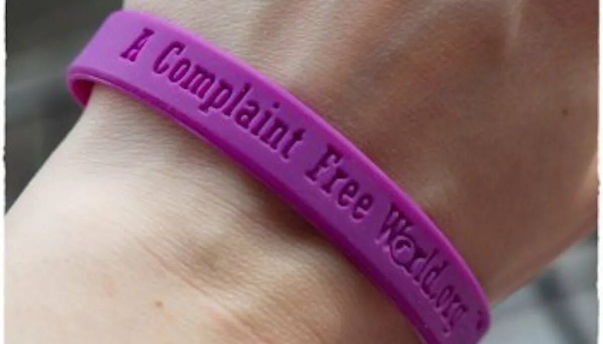 День без жалоб. День без жалоб. Фиолетовый браслет мир без жалоб. Уилл боуэн мир без жалоб. Мир без жалоб книга.