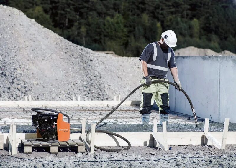 Уплотнение бетона. Уплотнение бетона вибрированием. Способы уплотнения бетонной смеси. Уплотнение бетона. Аккумуляторный виброуплотнитель для бетона.