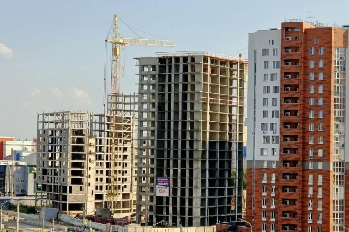 Стройка фото. Экономика строительства. Недостроенный многоэтажный дом. Жк зеленая река омск. Дом для переселенцев на 6 станционной омск.