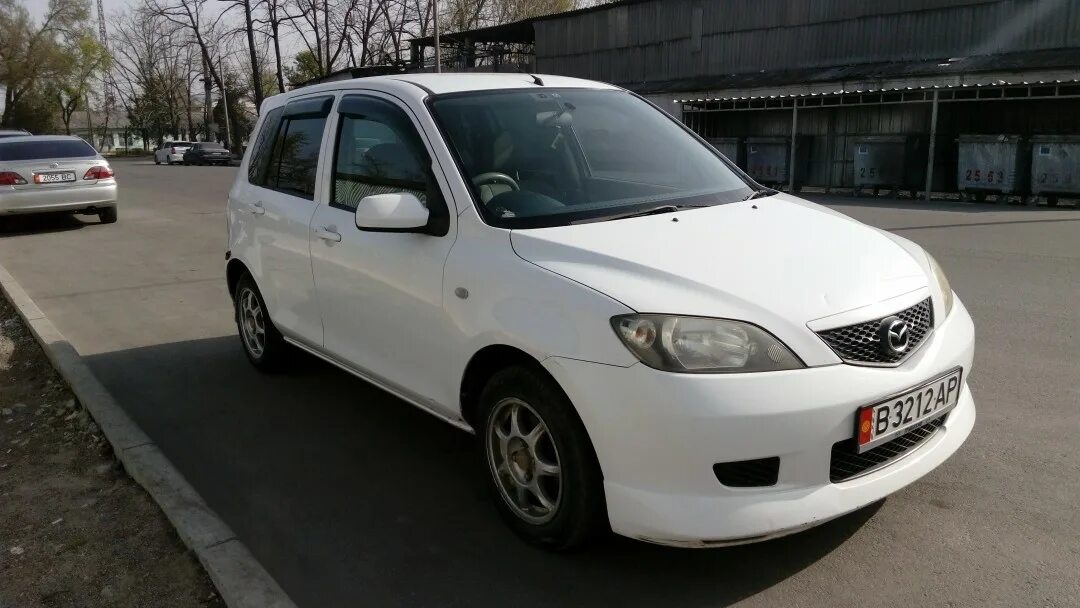 Мазда демио 2000г белая. Кузов мазда демио 2002. Mazda demio 2003. Мазда демио 2003 белая. Mazda demio 2000 обвес.