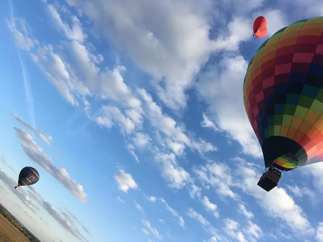 Воздух для полетов используют. Полет на воздушном шаре Липецк. Воздушный шар полет. Воздушные шары на которых летают. Полёт на возлушных шариках.