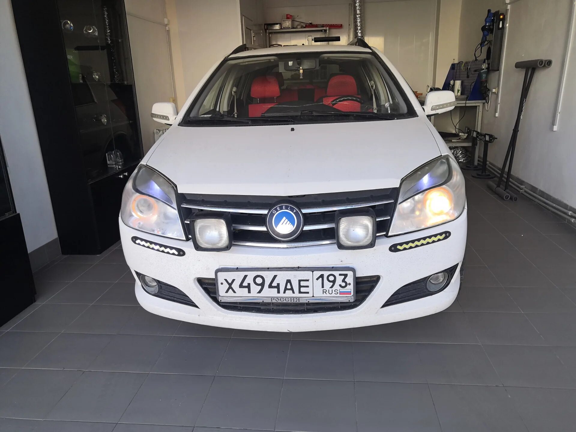 Geely mk cross 2015. Машины 400 тысяч. Джили мк кросс на ксеноне. Джили мк кросс свет. Лампа ближнего света geely mk cross.