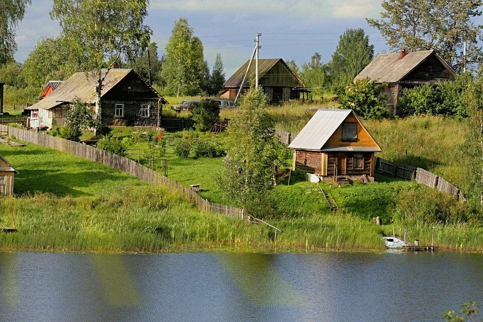 Про русские деревни. Деревня. Русская деревня. Деревенский дом у реки. Родина деревня.