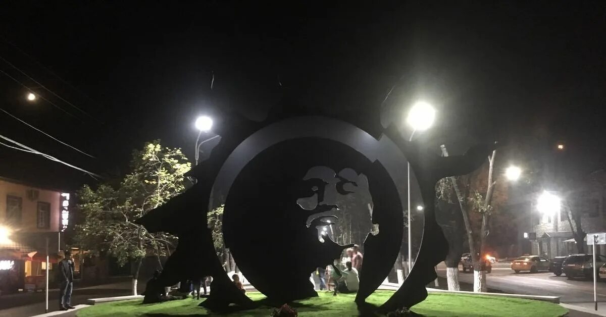 Караганда цой. Памятник цою в караганде. памятник виктору цою в караганде. аллея цоя в караганде. караганда виктор цой.