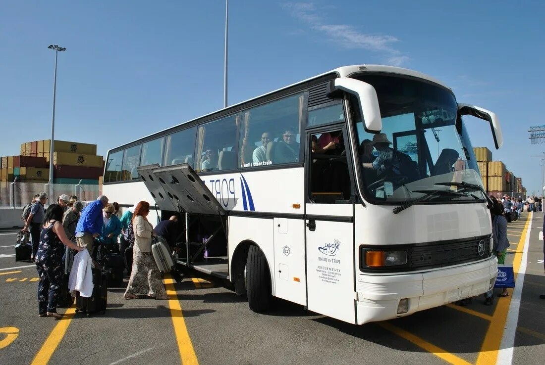 Перевозка людей автобусом. Счастливые люди в автобусе. Веселый пассажир. Пассажирские автобусные перевозки. Перевозка людей автобусом.