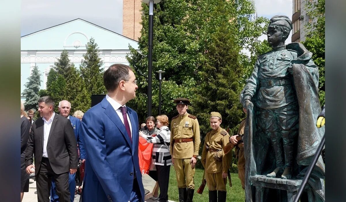 Фонд защитники отечества курск. Памятник сынам полка Курск. Памятник юные защитники Родины Курск. Курск памятник юному защитнику. Памятник сынам полков Курск.