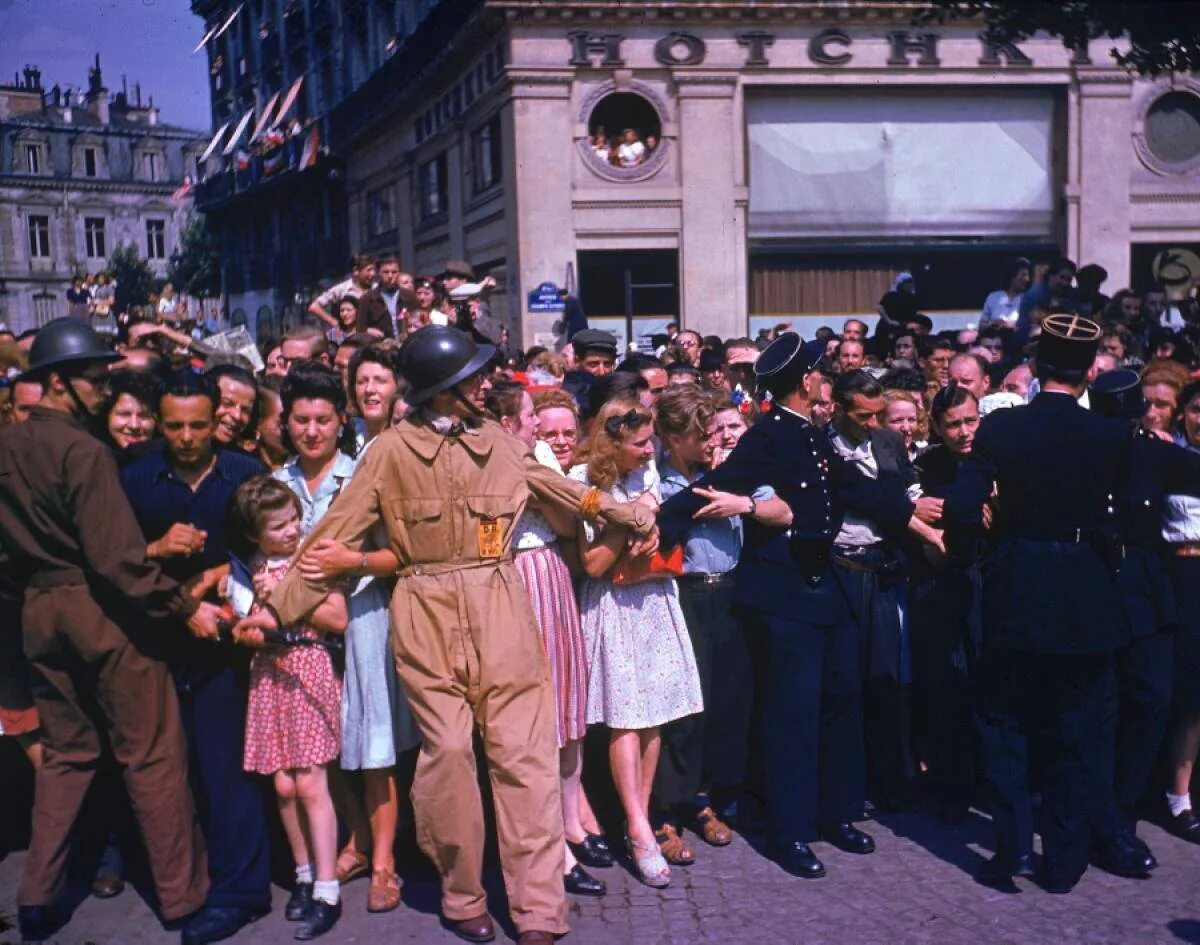 Французский захват. Освобождение Парижа 1944. Парад вермахта в Париже 1940. Парад де Голля в Париже август 1944 года. Парад на Елисейских полях 1940.