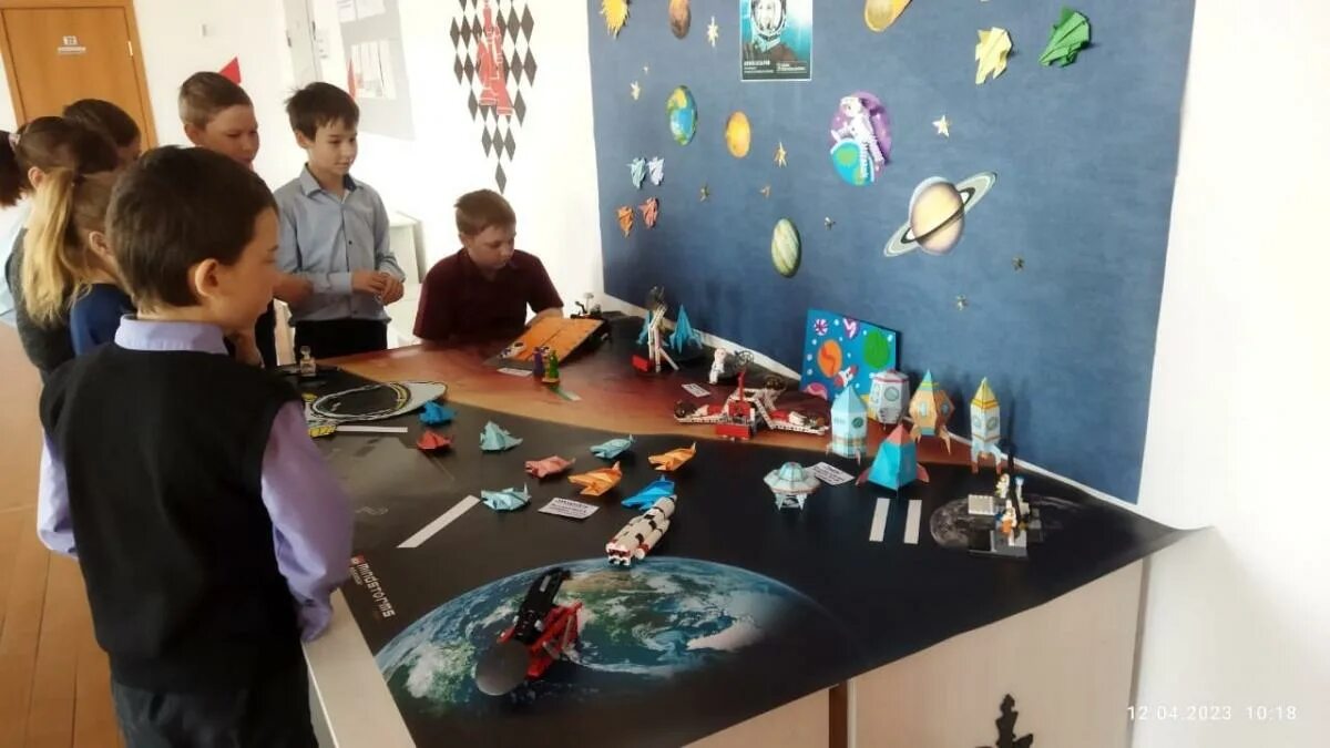 Стенд ко дню космонавтики в школе. Игры на день космонавтики. Современные космонавты. В школе отметили день космонавтики. Игровое занятие я космонавт средняя группа.