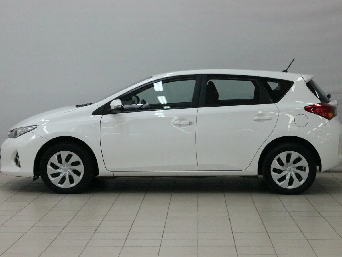 Аурис 2 поколение. Аурис 2. Toyota auris 2013 универсал. Тойота аурис 2 поколение. Аурис 2 поколение.