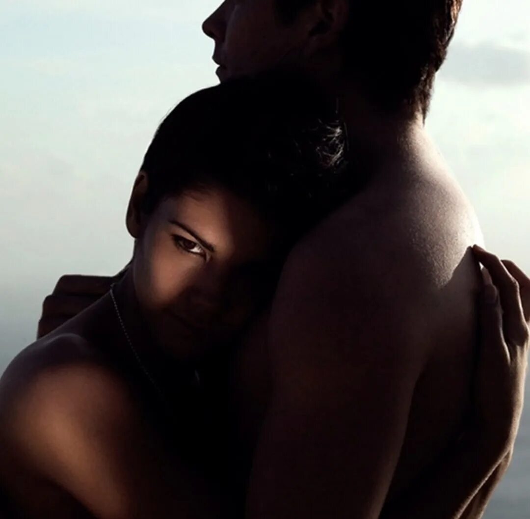 Объятия со спины. Женщина за мужской спиной. Неврозы у детей. Объятия страсть. Объятия влюбленных.