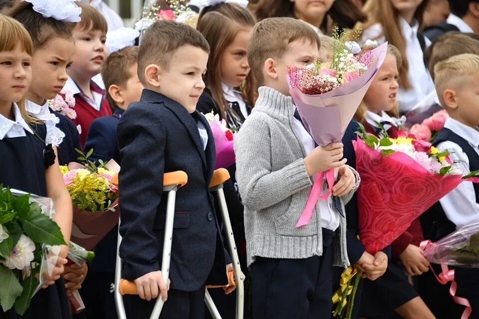 Пойдут ли в школы 1 сентября. Школьники 1 сентября. Цветы на 1 сентября. Дети с букетами на 1 сентября. Букет на 1 сентября первокласснику.