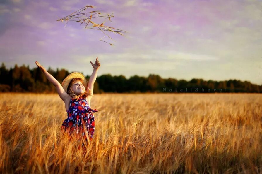 Слушать не лето родина. Дети в поле. Фотосессия в поле. Дети бегут по полю. Радостный ребенок в поле.