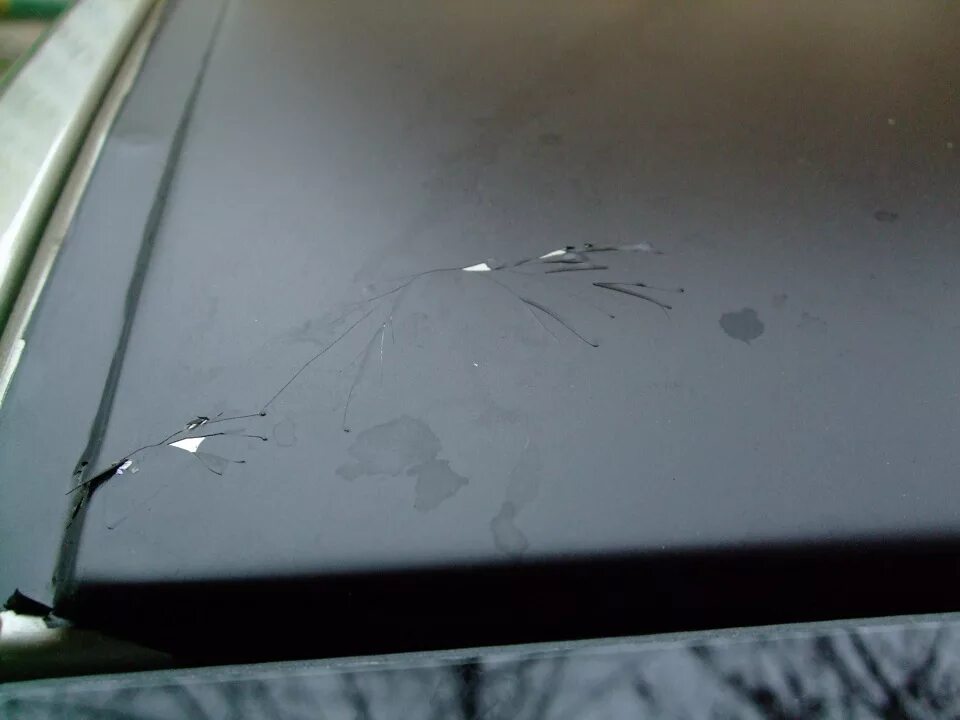 Трещина на крыше автомобиля. Трещина на краске автомобиля. Треснула краска на крыше авто. Растрескивание пленки.