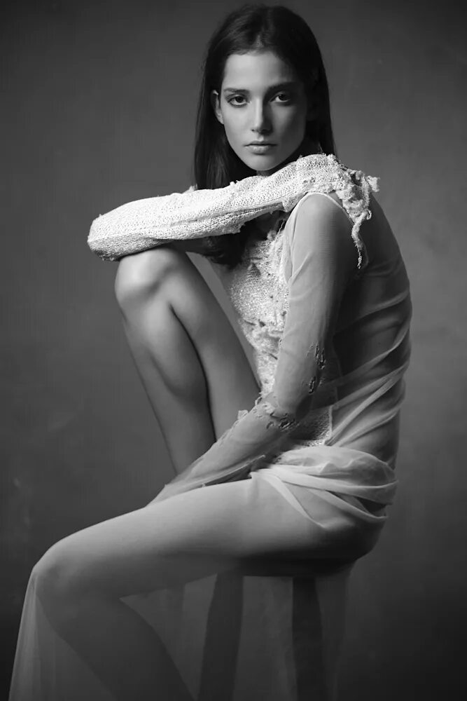 девушка позирует для художника. натурщики девушки. спортсменка. натурщицы модели. натурщики девушки.