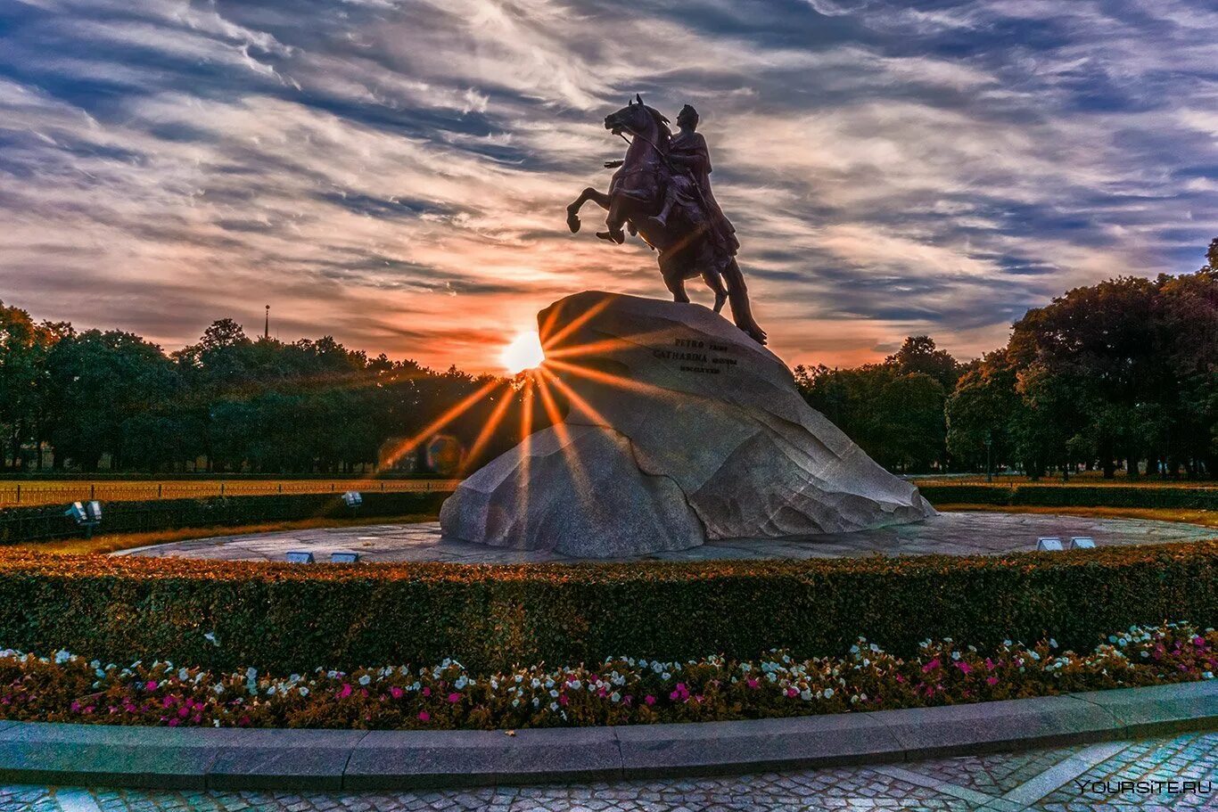 Памятник медному всаднику питер. Медный всадник в Санкт-Петербурге. Медный всадник памятник. Памятник Петру 1 в Санкт-Петербурге медный всадник. Медный всадник памятник Петру 1.