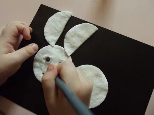 Зайчик из ватных дисков. Поделка зайчик из ватных дисков. зайчик из ватных дисков аппликация. поделка зайка из ватных дисков. кролик из ватных дисков объемный.