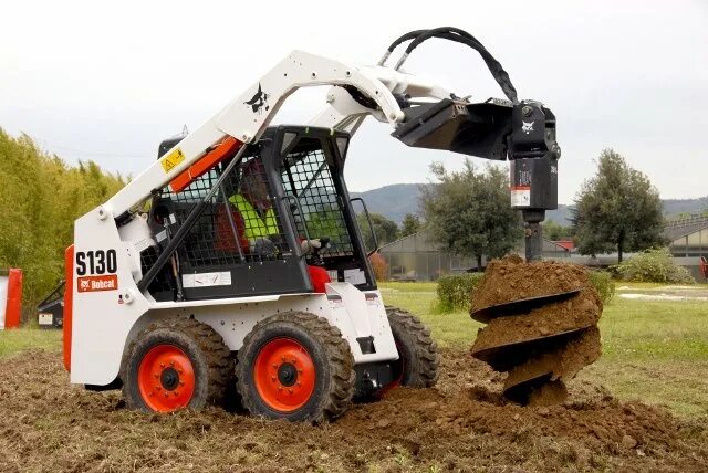 Погрузчик bobcat характеристика. Бобкэт s130. Погрузчик Bobcat s130. Мини погрузчик Bobcat 130. Bobcat s130 характеристики.