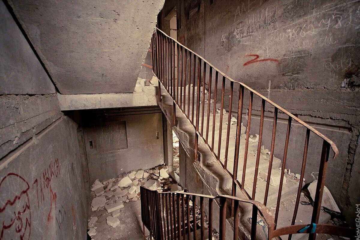 Печора подъезд. Подвал. Сталактит. Ледяной подъезд. Старый подъезд.