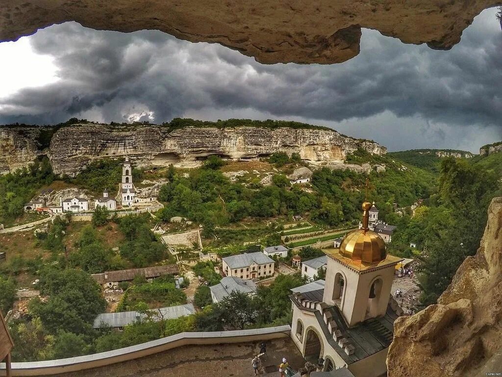 Свято-Успенский пещерный монастырь Бахчисарай. Успенский пещерный монастырь в Крыму. Успенский монастырь Бахчисарай. Мужской монастырь в Крыму в скале Бахчисарай. Свято успенский крым