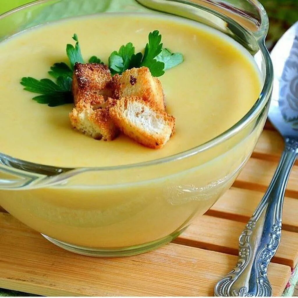 Суп пюре с плавленным сыром и курицей. Суп пюре из кабачков. Суп пюре из кабачка. Крем суп из кабачков. Кабачковый суп пюре со сливками.