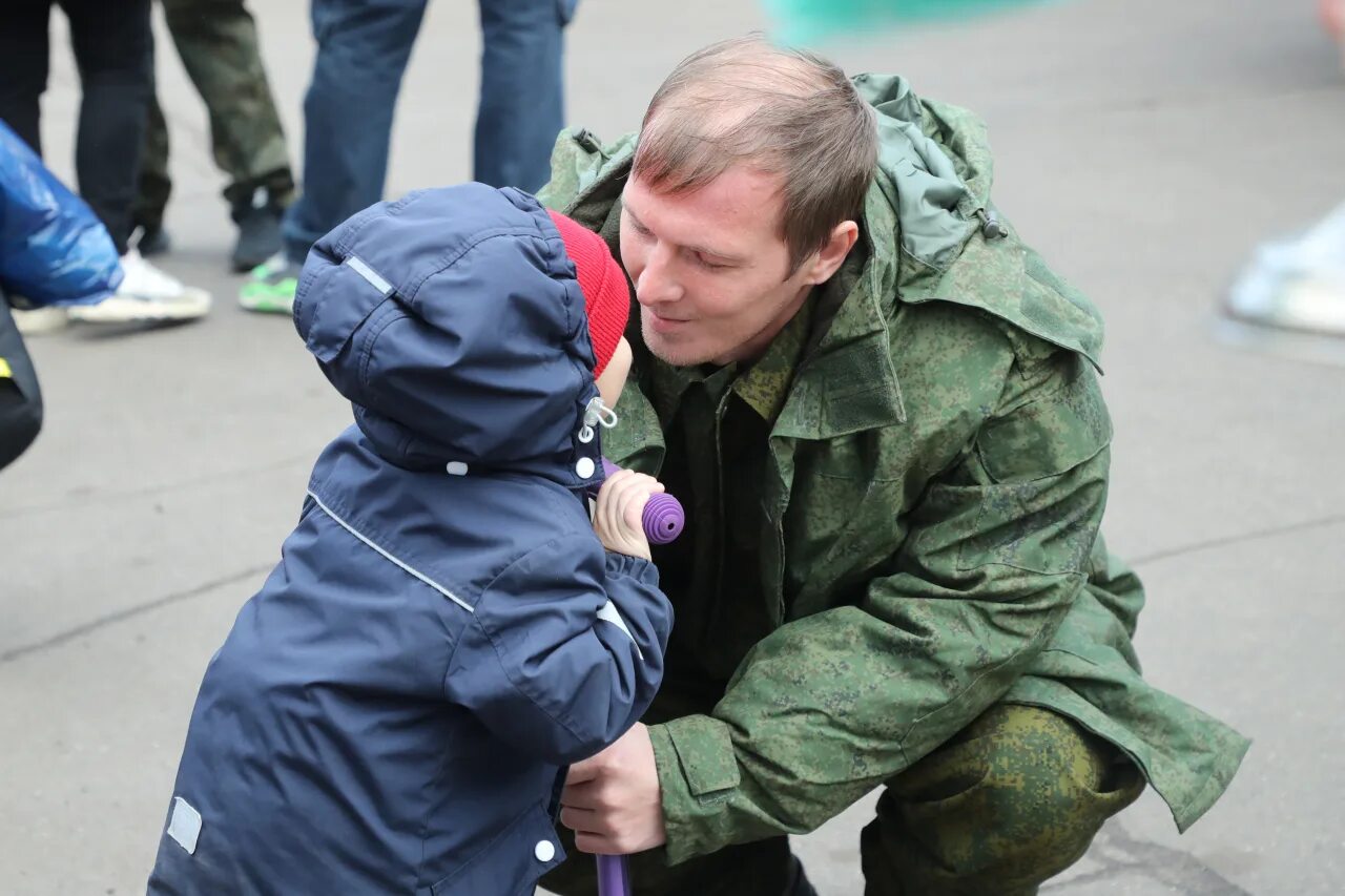 Поддержка семей военнослужащих. Поддержка солдат. Мобилизация в России. Семьи мобилизованных. Многодетный отец мобилизация сегодня