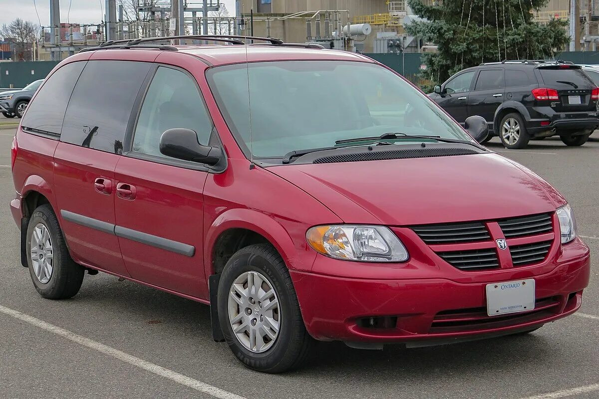 Караван 10. Додж Караван 1. Додж Караван 5. Dodge Caravan 2003 серый. Крайслер минивэн 2022.