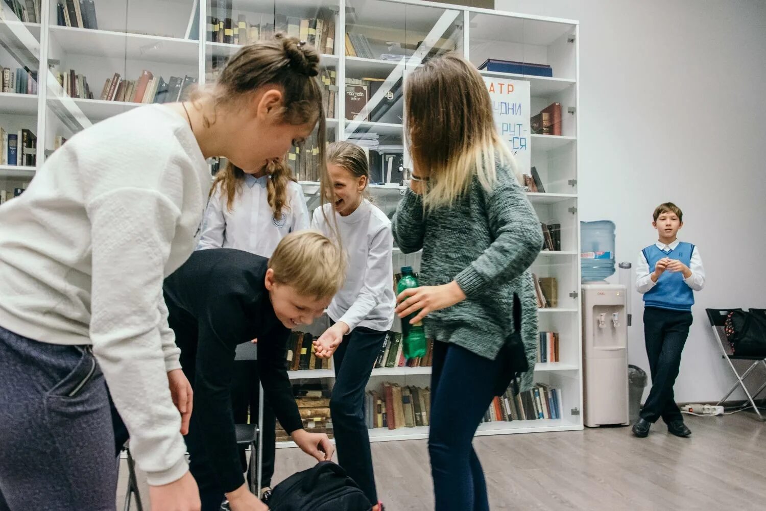 Школа белая ворона. Школа белая ворона на Таганке. Травля в школе пьеса. Школьные будни фото. Истории из будней