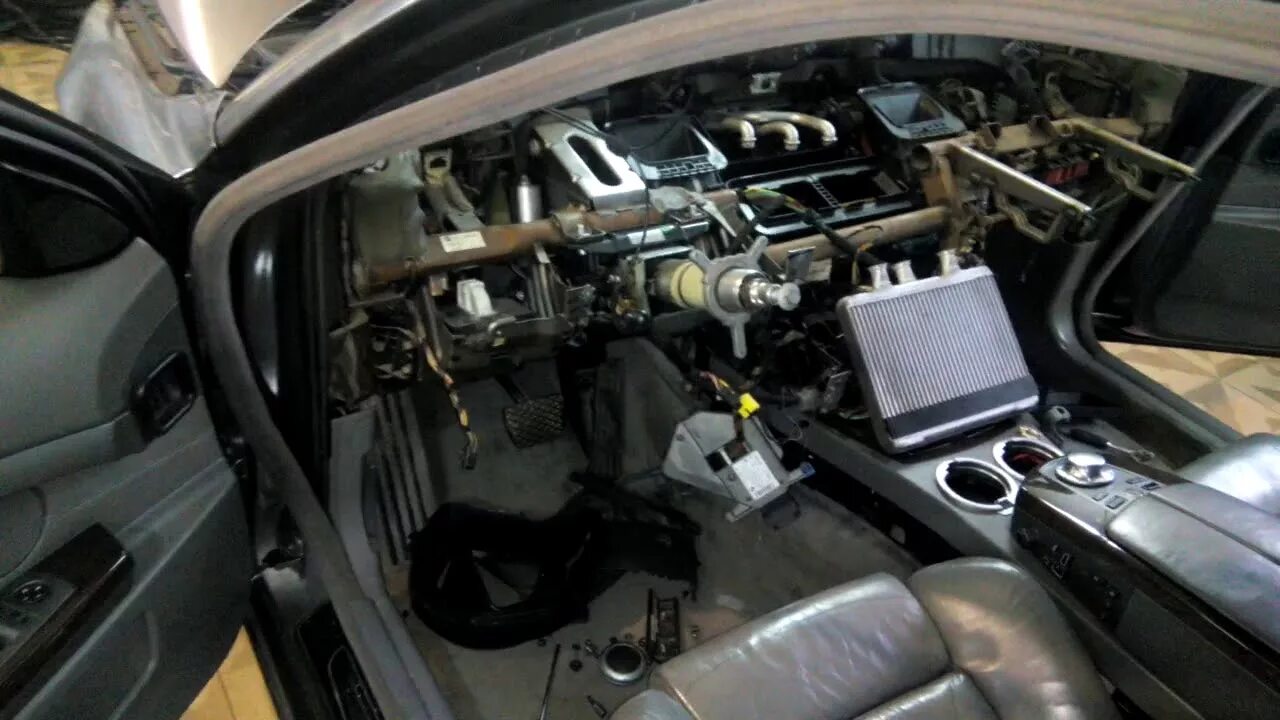BMW E65 E66 Ремонт кондиционера. Замена радиатора (Конденсатора) - YouTube