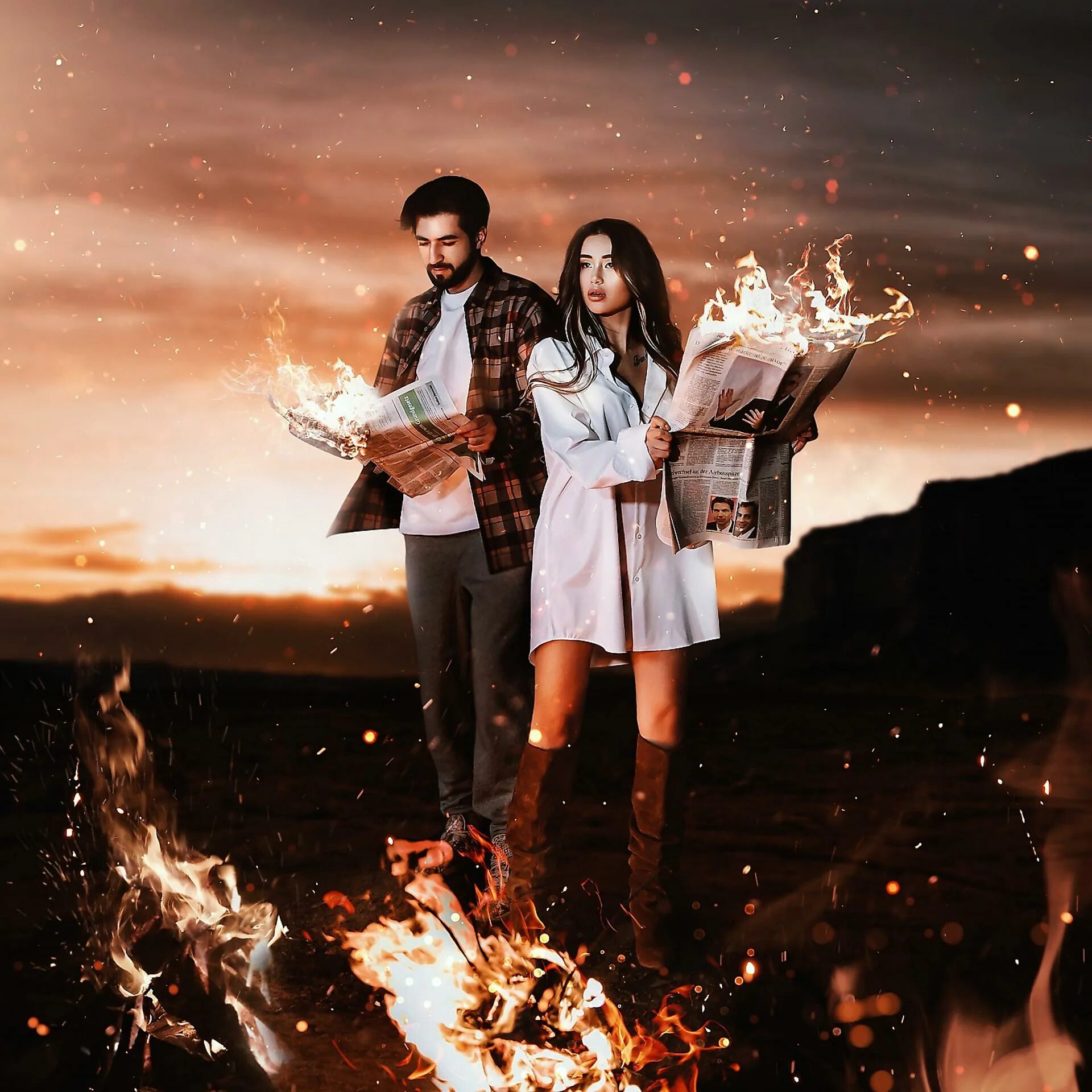 Человек с гитарой ночью на крыше. Человек ночью. Девушка в наушниках на диване. Песня люди ночами. Женщина мечтает о любви.